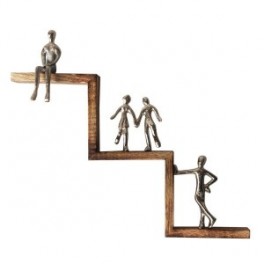 Déco murale 4 Personnages en métal, famille et structure escalier design en manguier, longueur 49 cm