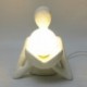 Lampe veilleuse Personnage en porcelaine tenant un sphère lumineuse entre les mains, hauteur 23 cm