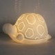 Tortue Lampe d'ambiance et Veilleuse, porcelaine blanche ajourée, finition mat, longueur 16 cm