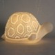 Tortue Lampe d'ambiance et Veilleuse, porcelaine blanche ajourée, finition mat, longueur 16 cm