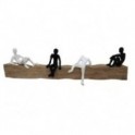 Statue XL 4 Personnages noirs et blancs sur un socle stylisé en bois veiné, longueur 62 cm