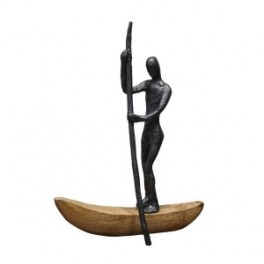 Statue Personnage en aluminium noir sur bateau en manguier, Design contemporain et matières élégantes, H 37 cm