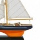 Voilier en bois sur socle, type bateau de navigation ancien avec coque en bois, cordage, bleu et orange, H 43 cm